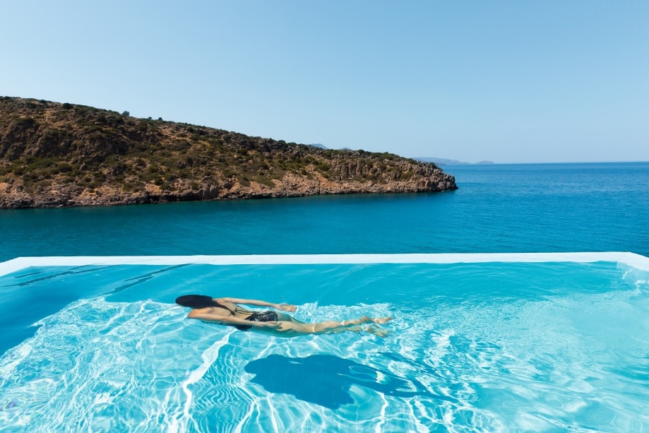Lire la suite à propos de l’article Luxe et élégance en Crète au Daios Cove