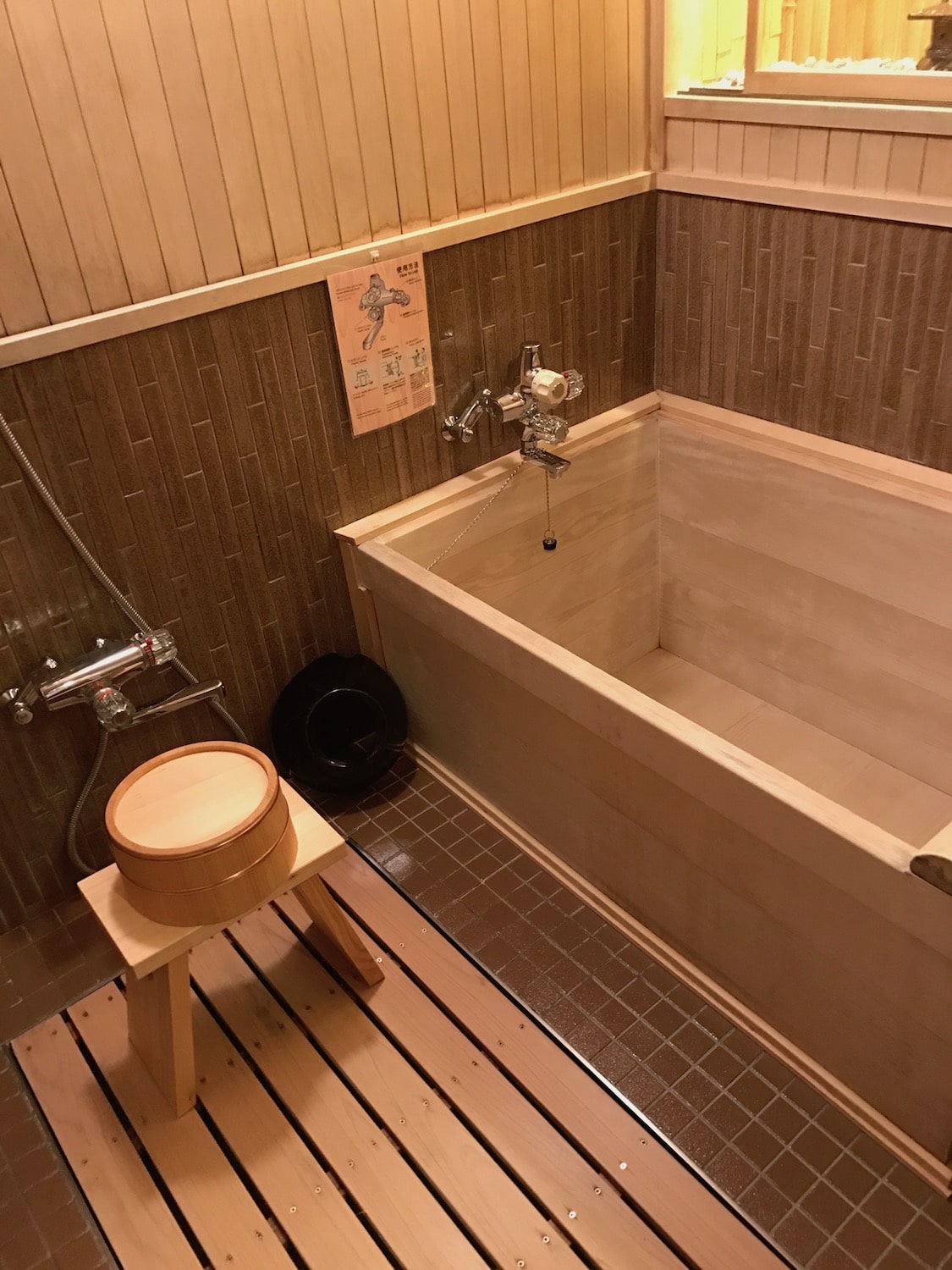 Salle de bain du ryokan Yoshikawa.