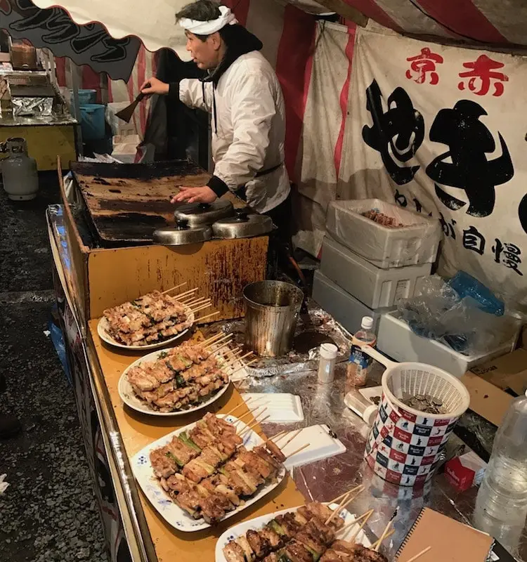 Goûter aux plats japonais.