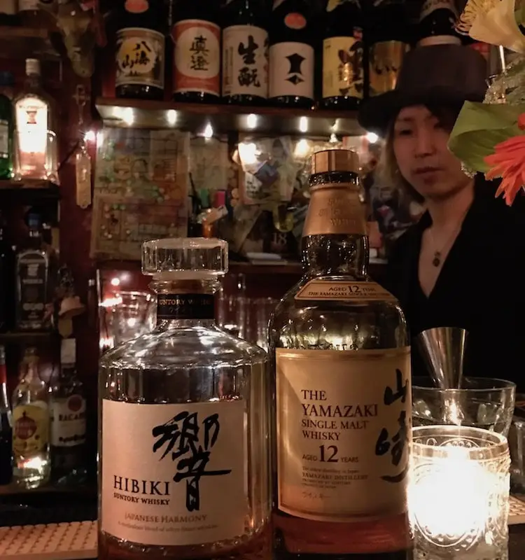 Bar à whisky japonais à Tokyo.