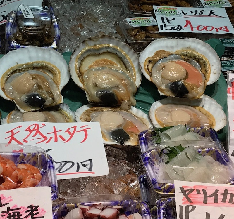 Manger du poisson au Japon.