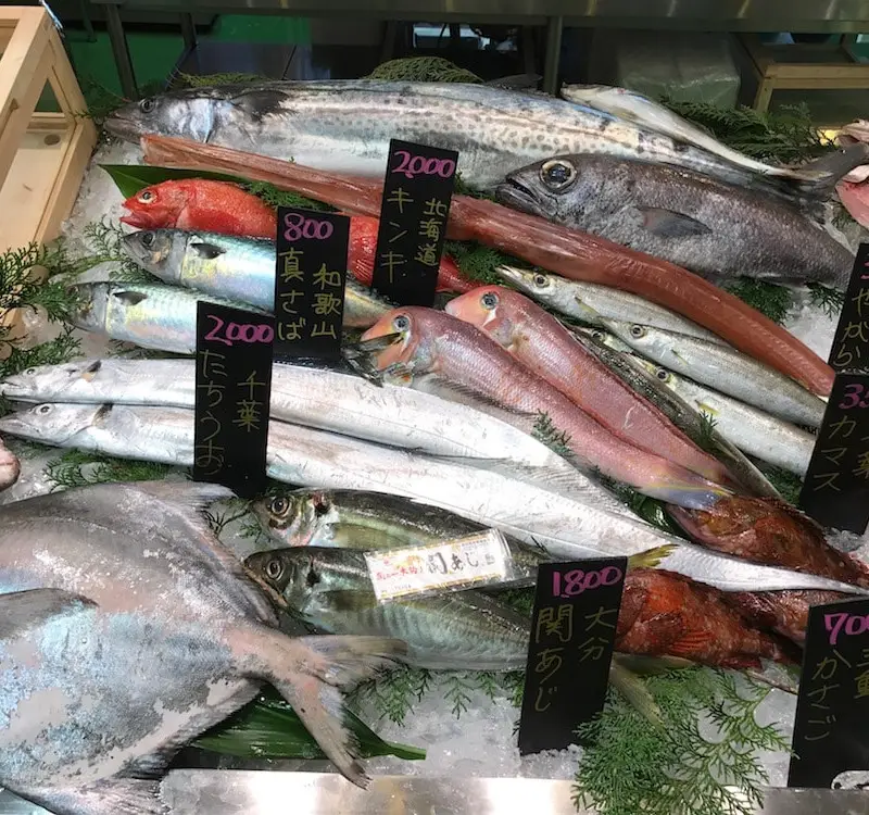 Marché de poissons à Tokyo.