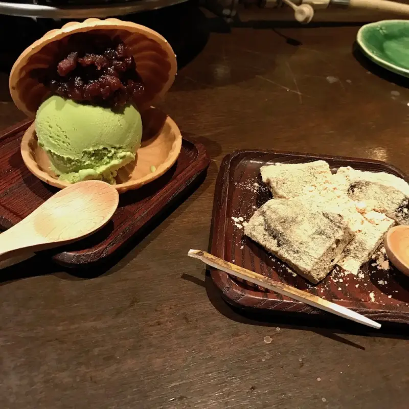 Glace au thé matcha au Japon.