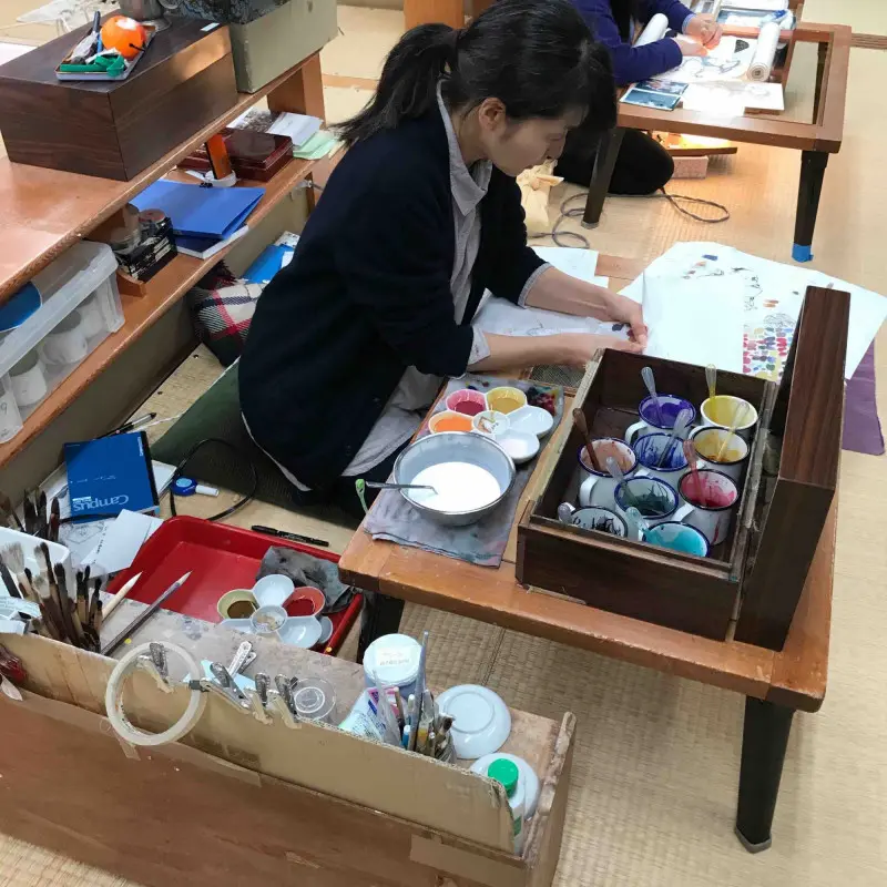 Peinture des motifs du kimono.