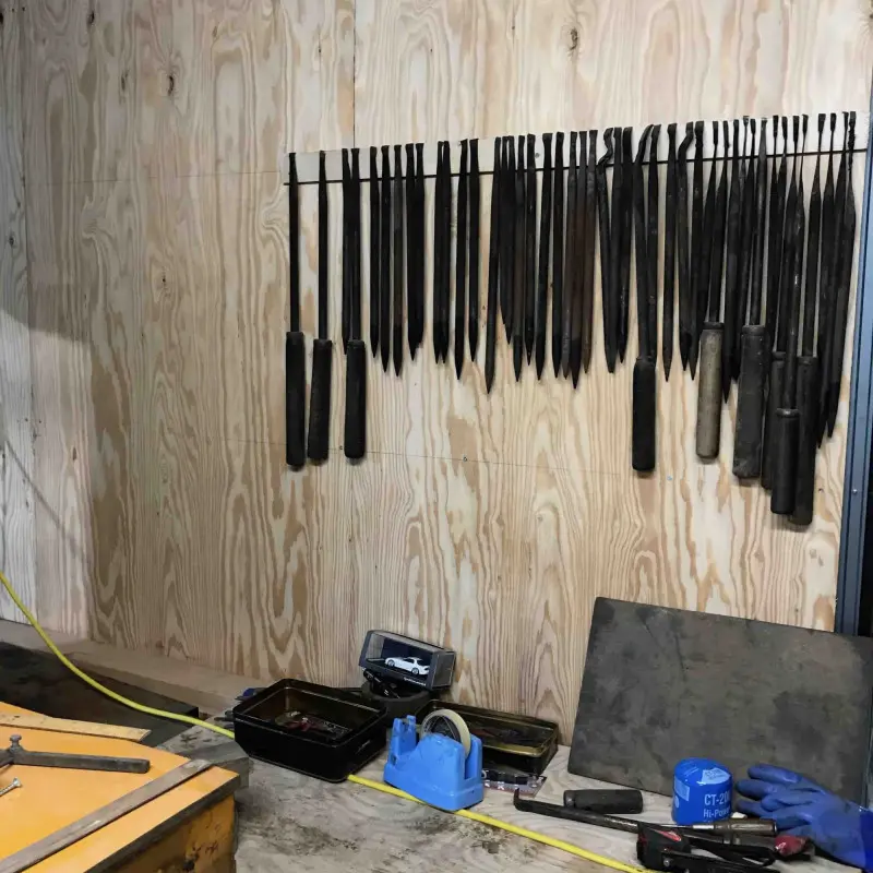 Atelier d'un sculpteur sur bois japonais.