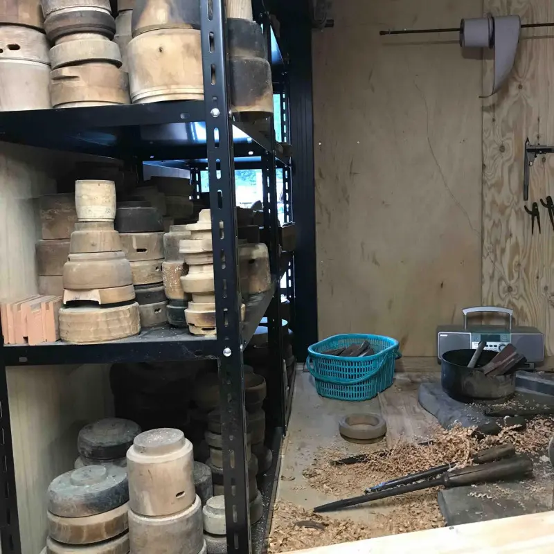 Artisanat japonais : atelier de sculpteur.