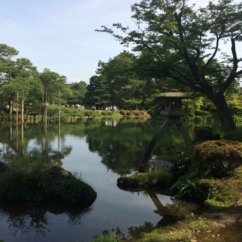 Etang dans le parc Kenrokuen Kanazawa