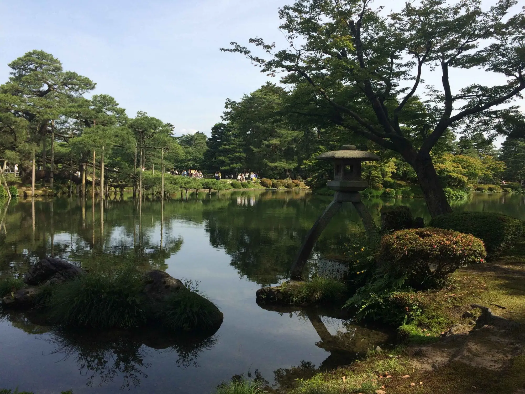 Etang dans le parc Kenrokuen Kanazawa